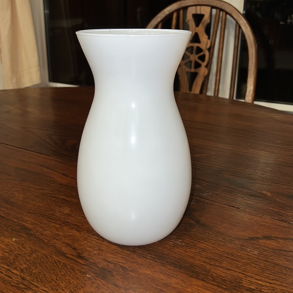 White vase - Picture 2 of 3